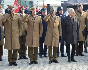 oficerowie służb mundurowych salutują, odbierają paradę żołnierzy