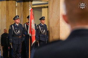 zdjęcie z uroczystości, widoczni policjanci oraz goście