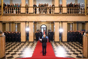 zdjęcie z uroczystości, widoczni policjanci oraz goście