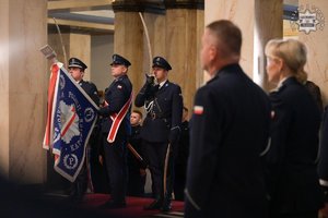 zdjęcie z uroczystości, widoczni policjanci oraz goście