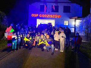 zdjęcie-noc, ludzie pozują do zdjęcia z odblaskami