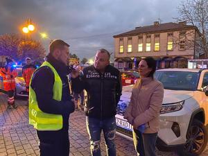 zdjęcie-noc, ludzie pozują do zdjęcia z odblaskami