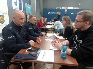 policjanci rozmawiają ze studentami