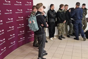 policjanci przemawiają do zgromadzonych na spotkaniu uczniów