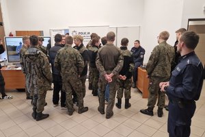 policjanci przemawiają do zgromadzonych na spotkaniu uczniów