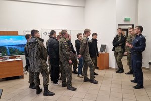 policjanci przemawiają do zgromadzonych na spotkaniu uczniów