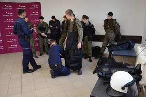 policjanci przemawiają do zgromadzonych na spotkaniu uczniów