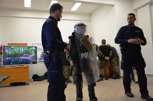 policjanci i uczniowie podczas prezentacji zawodu policji w sali