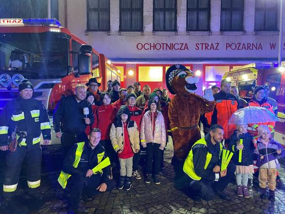 zdjęcie grupowe uczestników, noc, oświetlenie sztuczne