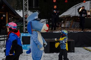 zima, śnieg, policyjna maskotka, dzieci pozują do zdjęcia