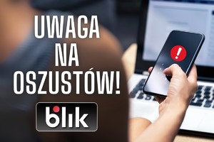 osoba trzyma telefon komórkowy w dłoni, napis UWAGA NA OSZUSTÓW BLIK