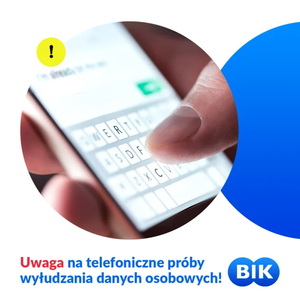 grafika- napis uważaj na próby wyłudzenia, telefon w dłoni