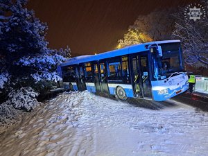 zdjęcie-noc, zima, droga, śnieg, autobus w rowie