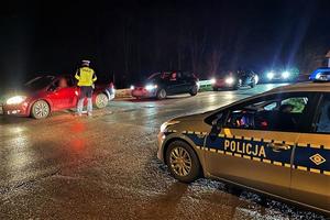 policjant bada trzeźwość, noc, samochody