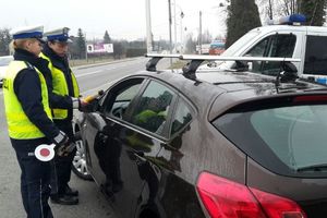 policjant bada trzeźwość, noc, samochody