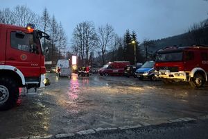 zdjęcie, deszcz, samochody służb ratunkowych na parkingu, zmierzch