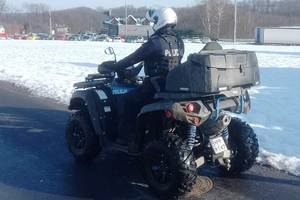 policjant na quadzie, dzień