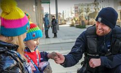 uśmiechnięty policjant rozmawia z dzieckiem