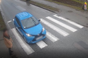 pieszy przed przejściem dla pieszych , auto na przejściu dla pieszych