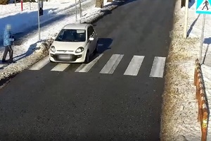 pieszy przed przejściem dla pieszych , auto na przejściu dla pieszych