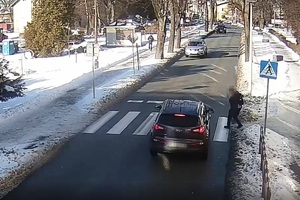 pieszy przed przejściem dla pieszych , auto na przejściu dla pieszych