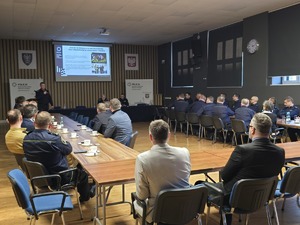 zaproszeni gości siedzą w sali konferencyjnej i oglądają prezentację