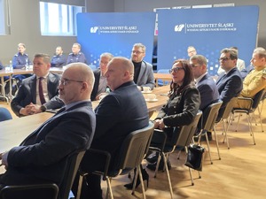 zaproszeni gości siedzą w sali konferencyjnej i oglądają prezentację