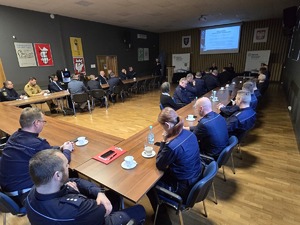 zaproszeni gości siedzą w sali konferencyjnej i oglądają prezentację