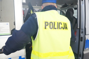 zdjęcie, dzień, policjant wchodzi do radiowozu