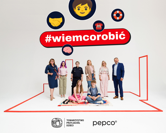 plakat informacyjny-napis #wiemcorobić, ludzie stoją obok siebie i pozują do zdjęcia