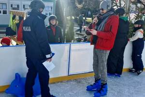 policjanci na lodowisku, słonecznie,