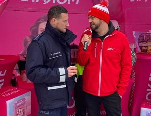 Policjant rozmawia z dziennikarzem radia Zet, zima,namiot, pochmurno