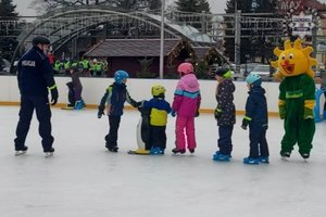 dzień, pochmurno, lodowisko, policjanci oraz dzieci