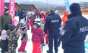 policjanci rozmawiają na ośnieżonym stoku z dziećmi