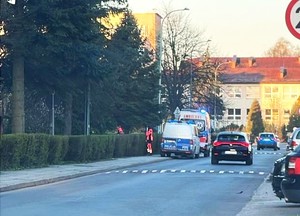 zdjęcie-dzień , droga, słonecznie, pogotowie ratunkowe oraz radiowóz policji