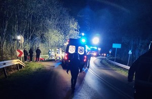 noc, droga, pojazdy służb ratowniczych z włączonymi światłami uprzywilejowania