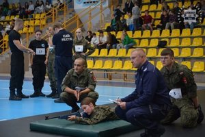 Na zdjęciu widać policjanta oraz uczestników 1. Międzypowiatowej Olimpiady Bezpieczeństwa.