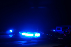 niebieskie światło pojazdu uprzywilejowanego w nocy
