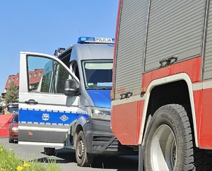 słonecznie, droga, pojazdy służb ratowniczych