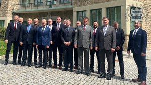 zdjęcie grupowe uczestników, stoją na placu i pozują do zdjęcia, słonecznie
