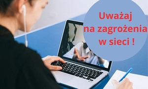 grafika, mężczyzna  siedzi przed laptopem