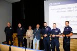 policjanci i władze samorządowe w rzędzie pozują do zdjęcia podczas spotkania