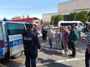 plac, dzieci ,radiowóz policji, ,policjanci, słonecznie