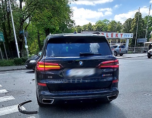 uszkodzone pojazdy, droga, dzień, słonecznie, służby ratunkowe