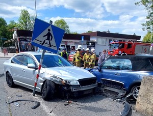 uszkodzone pojazdy, droga, dzień, słonecznie, służby ratunkowe