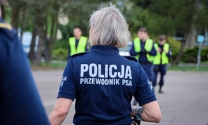 dzień, policjantka w mundurze odwrócona plecami