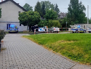 dzień, pochmurno, policyjne radiowozy przy drodze, policjanci, pojazd kontrolowany