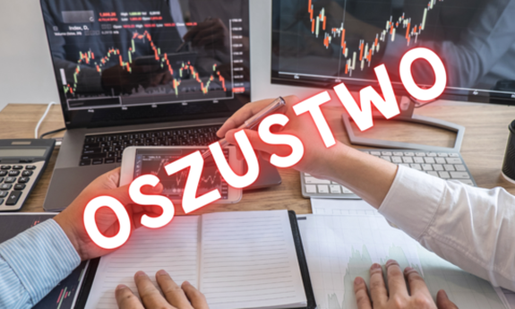dłonie piszące na laptopie, napis oszustwo