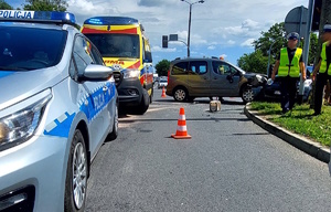 dzień, droga, samochody służb ratowniczych