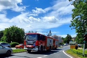 dzień, droga, samochody służb ratowniczych